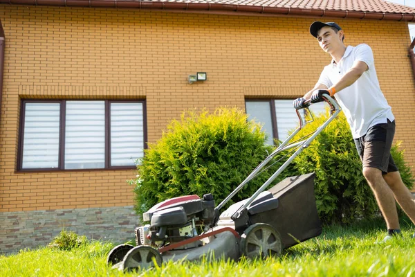 Mann Mit Rasenmäher Pflegt Seinen Rasen Hinterhof — Stockfoto