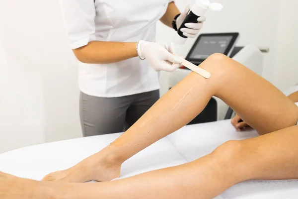 Estetista Applica Gel Speciale Depilazione Laser Alla Gamba Una Donna — Foto Stock