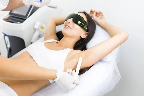 Cosmetologist Aplica Gel Para Remoção Cabelo Laser Para Axila Mulher — Fotografia de Stock