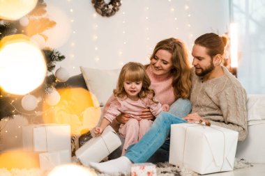 Mutlu aile kızlarına Noel hediyesi verir.