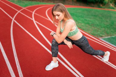 Güzel kız koşmadan önce geriniyor.