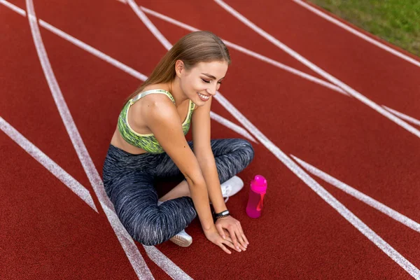 Jeune Fille Sportive Assise Dans Piste Stade — Photo