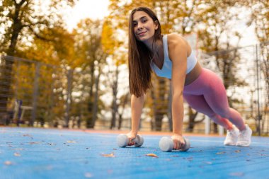 Giirl dambıllarla şınav çek