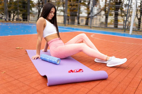 Menina Desportiva Descansando Tapete Fitness — Fotografia de Stock