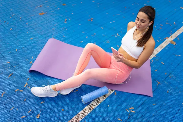 Fitness Mädchen Mit Kopfhörern Hören Musik Während Sie Auf Der — Stockfoto