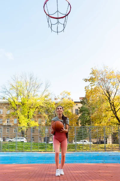 Giocatore Basket Femminile Salto Lancia Palla Nel Cestino — Foto Stock