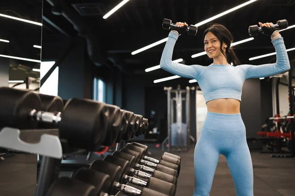 Sportliche Frau Macht Übungen Beim Hantelheben Stehen — Stockfoto