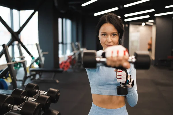 Retrato Una Mujer Fitness Con Mancuernas Las Manos — Foto de Stock