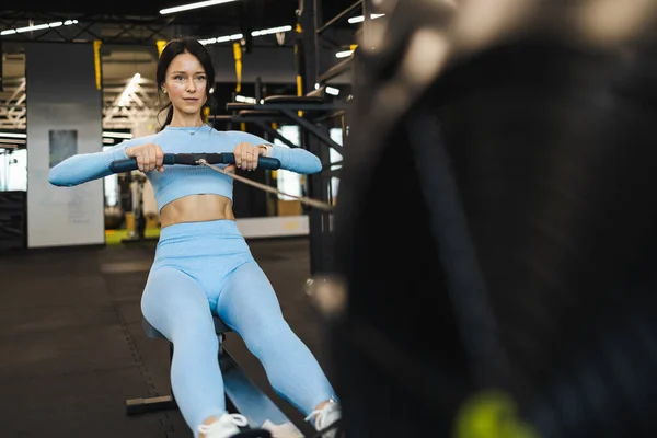 Deportiva Mujer Máquina Remo — Foto de Stock