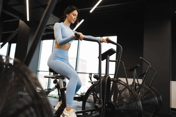 Mujer Bonita Gimnasio Crossfit Usando Bicicleta Estática Para Entrenamiento Cardiovascular — Foto de Stock