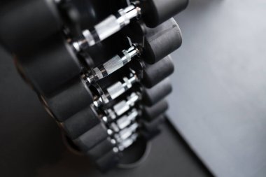 Spor salonunda dumbbells ile raf