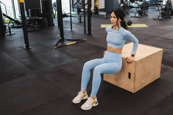 Bella Donna Che Push Inverso Tricipiti Sulla Scatola Crossfit Palestra — Foto Stock