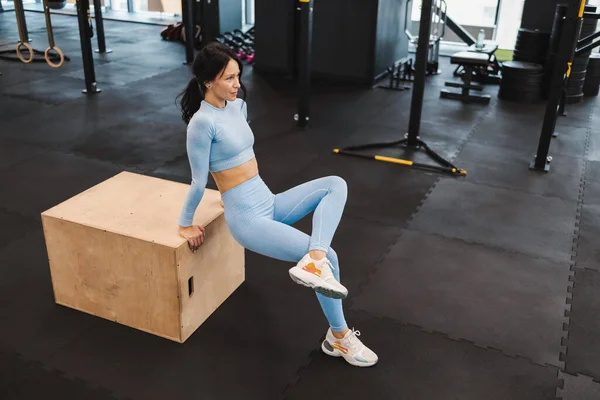 Formda Kalmak Için Tahta Bir Kutuda Egzersiz Yapan Fitness Kızı — Stok fotoğraf