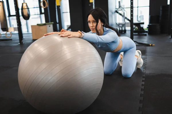 Mulher Fitness Exercitando Com Uma Bola Fitness — Fotografia de Stock