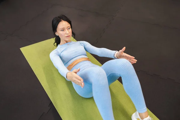 Женщина Делает Пресс Сидячие Упражнения Тренажерном Зале — стоковое фото