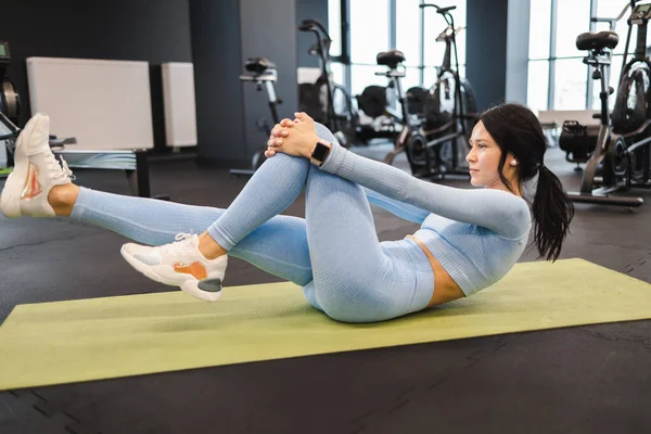Atleta Feminina Fazendo Abdominais Exercitando Sit Ups — Fotografia de Stock