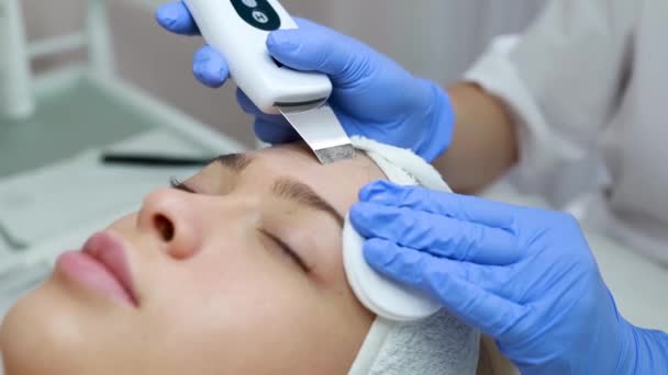 Facial Cleansing Ultrasound Device Woman Receiving Ultrasound Facial Peeling Cleansing — Stockvideo