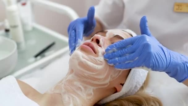 Esthéticienne Médecin Applique Mousse Nettoyante Faciale Sur Visage Femme Massage — Video