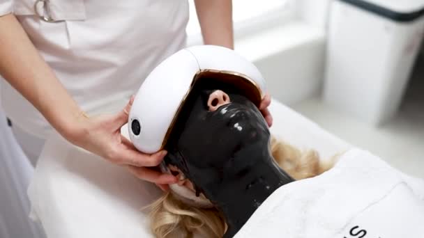 Doktor Kozmetik Uzmanı Yüzünde Siyah Bir Güzellik Maskesi Olan Hastanın — Stok video