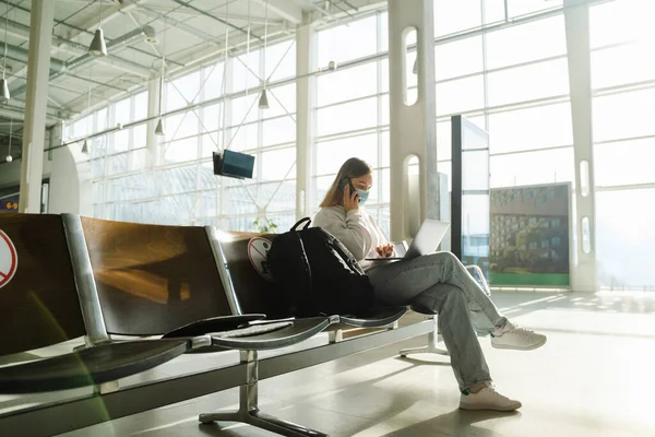 Female Traveler Mask Sits Chair Airport Lobby Social Distance Sign — Stock Photo, Image