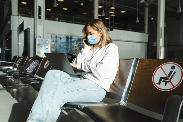 Female Traveler Mask Sits Chair Airport Lobby Social Distance Sign — Stockfoto