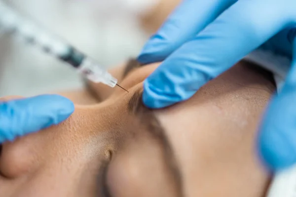 Gros Plan Sur Injection Botox Dans Sourcil Front Une Patiente — Photo