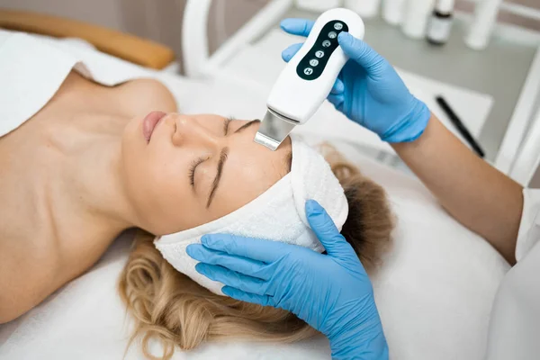 Beauty Doctor Ultrasonic Scraber Doing Procedure Ultrasonic Cleaning Face Cosmetology — Stock Fotó
