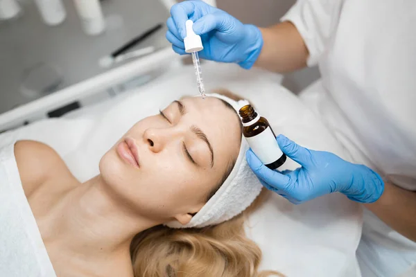 Hands Cosmetologist Dripping Nourishing Oil Facial Skin Young Woman Spa — Zdjęcie stockowe