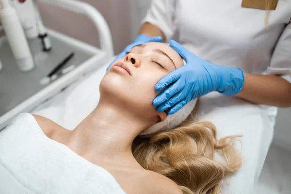 Beautician Make Facial Massage Female Patient Beauty Salon Pretty Blonde — Foto de Stock