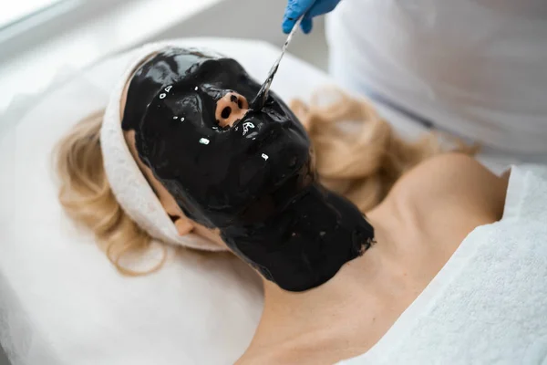 Cosmetologist Applying Alginate Mask Young Woman Face Beauty Salon Skin — Stockfoto