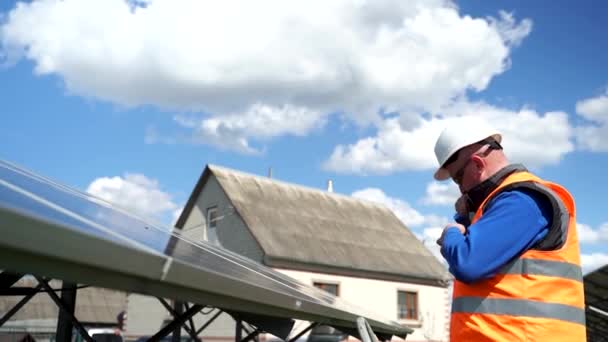Male Technician Drill Repairing Panels Solar Power Plant — стоковое видео