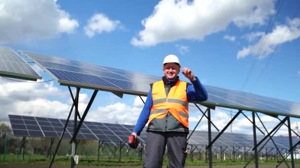 Trabajador Satisfecho Planta Energía Solar Regocija Éxito Ingeniero Feliz Concepto — Vídeo de stock