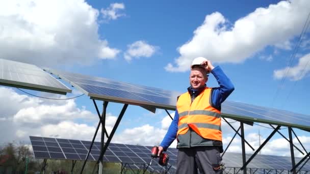 Satisfied Solar Power Plant Worker Rejoices Success Happy Engineer Freedom — стоковое видео