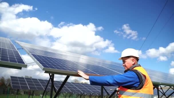 Працівник Сонячної Електростанції Фіксує Панелі Металеву Основу Болтами Допомогою Дрилі — стокове відео