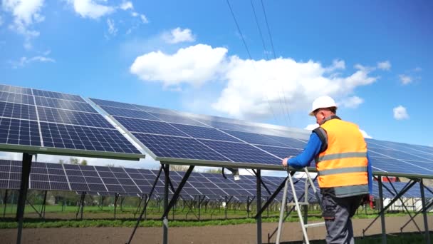 Man Climbs Stepladder Solar Panels Male Engineer Working Solar Power — Vídeo de Stock