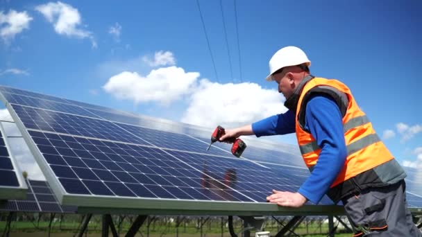 Professional Male Engineer Assembles Solar Panels Power Plant Man Repairing — Wideo stockowe