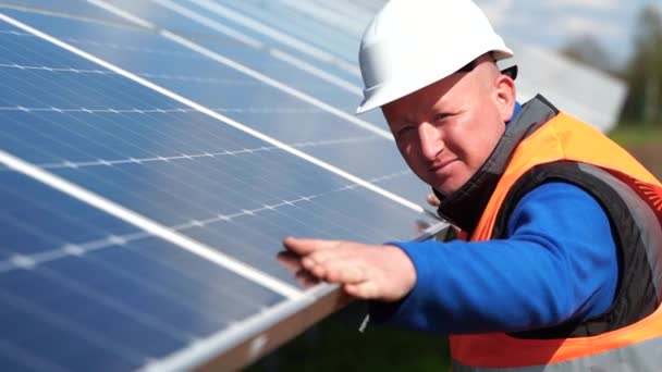 Solar Power Plant Worker Helmet Checks Surface Photovoltaic Panel His — стоковое видео