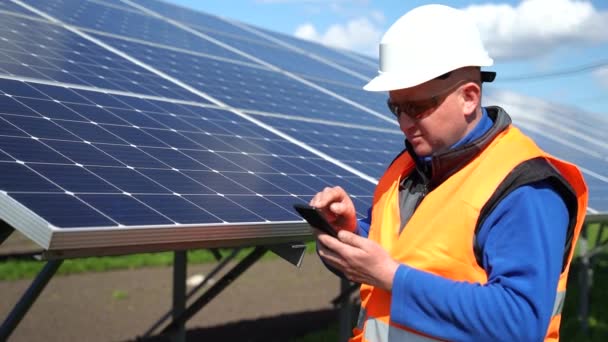 Man Helmet Using Smartphone Background Solar Panels Solar Power Plant — Video Stock