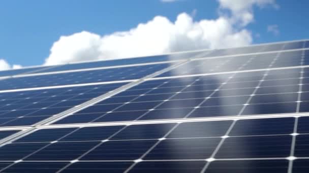 ゆっくりと大きな太陽電池パネルの上に喘ぐ 太陽電池パネル 代替エネルギー生産のエコ方法 — ストック動画