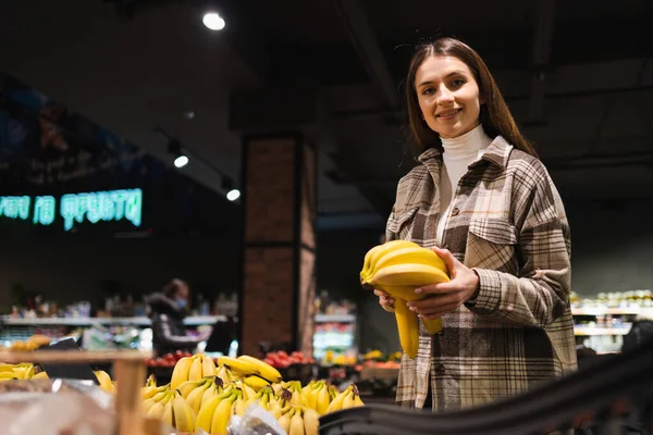 Young Woman Choosing Fresh Bananas Supermarket Girl Bananas Hands Fruit — Stok fotoğraf