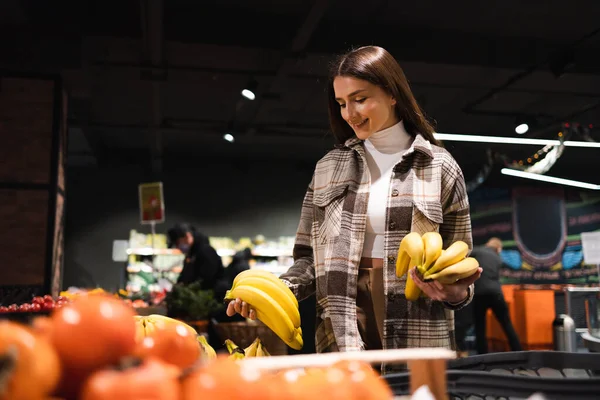 Mujer Feliz Elige Plátanos Supermercado Tienda Comestibles Cliente Portrai — Foto de Stock
