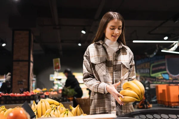 Mujer Supermercado Compra Plátanos — Foto de Stock