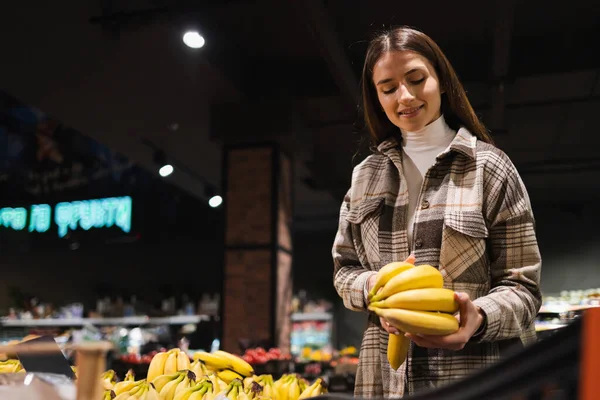 Joven Bonita Mujer Comprando Plátanos Supermercado — Foto de Stock