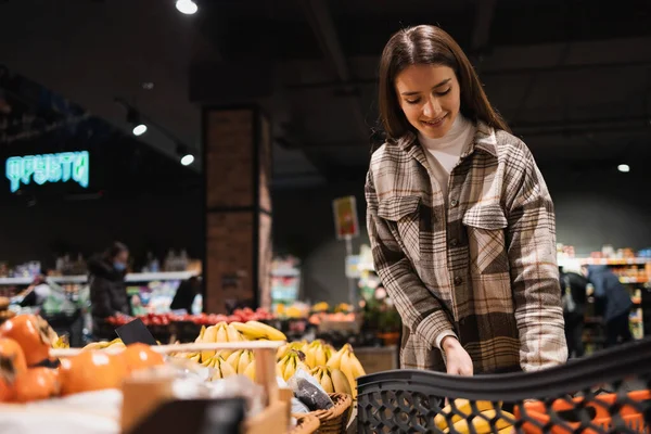 Mujer Joven Supermercado Compra Plátanos Los Pone Carro — Foto de Stock