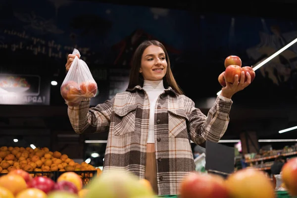 Mujer Ecológica Compra Manzanas Supermercado Mujer Comprador Comestibles Opone Uso — Foto de Stock