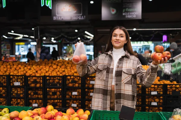 Mujer Está Pensando Tomar Manzanas Una Bolsa Plástico Prescindir Ellas — Foto de Stock