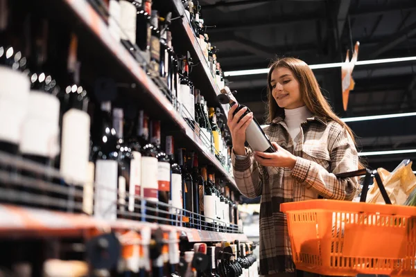 Beautiful Young Woman Basket Groceries Chooses Wine Romantic Evening Female — Stockfoto