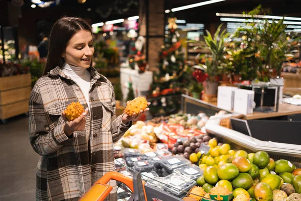 Joven Mujer Feliz Eligiendo Frutas Kiwano Exóticas Supermercado Chica Departamento — Foto de Stock