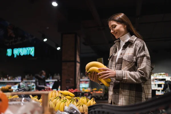 Joven Mujer Alegre Con Plátanos Las Manos Supermercado — Foto de Stock