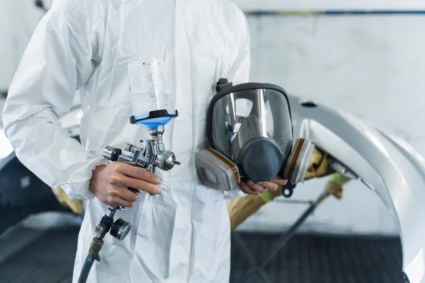 Visão Perdedora Pintor Carro Com Pistola Pintura Respirador Protetor Nas — Fotografia de Stock